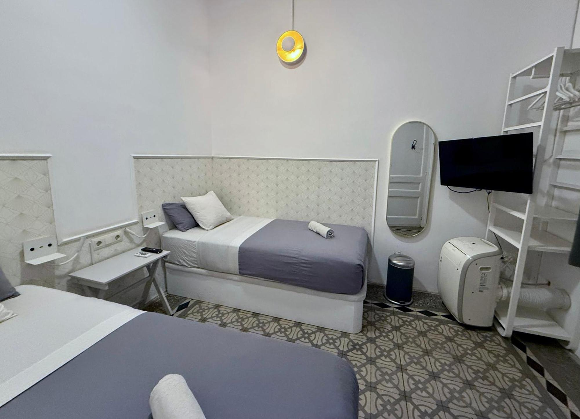 ฟาบริซซิโอ เปอตี Hostel บาร์เซโลนา ภายนอก รูปภาพ